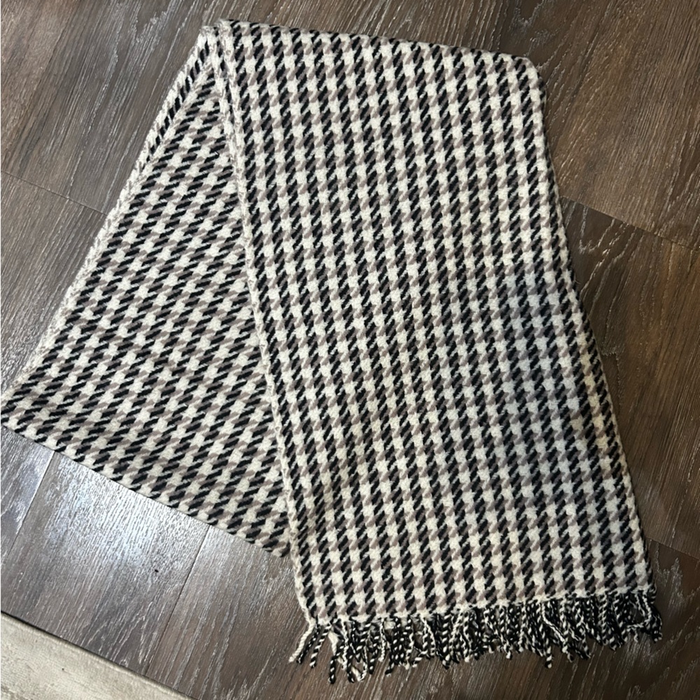 J. Crew Houndstooth Scarf 100% Wool - Like New - OS